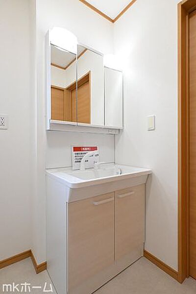 大きな鏡と洗面台が付いた洗面化粧台は収納も豊富！買い置きした日用品などまとめて収納する事が出来ます！