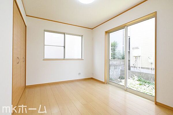 シンプルな洋室はおしゃれで居心地の良い空間です！二面採光で柔らかい陽の光が差し込みます！