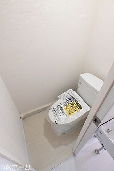 温水洗浄便座付きのトイレです！設備は新品に交換済みですので気持ちよくお住まい頂けます！