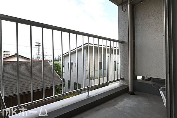 バルコニーは陽当たりとともに風通しも良く洗濯物もよく乾きます！