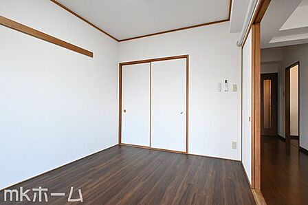 洋室には収納もしっかり完備されており、部屋を広々と利用することが可能なです!