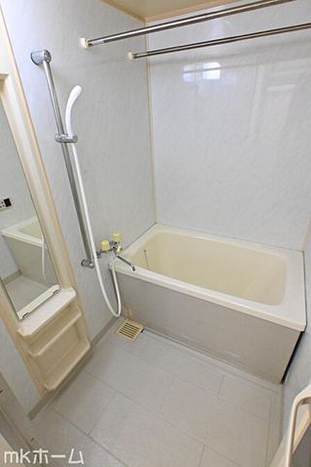 足を延ばし入浴できる大きな浴槽は一日の疲れを癒してくれる空間です!癒しのひと時をお過ごしください!