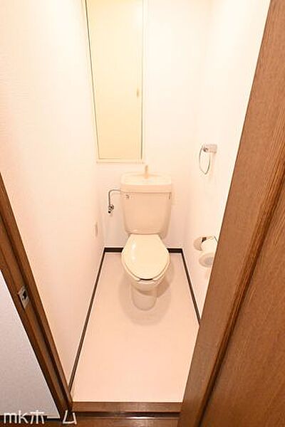 温水洗浄便座付きのトイレです！設置された小物入れはトイレットペーパーやお掃除用具の収納にも便利！