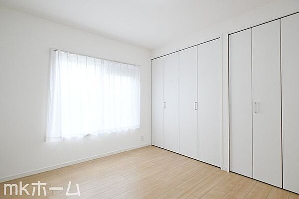 居室に大型のクローゼットを設置！豊富な収納があることで広い居住スペースを確保することができます！