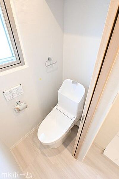 温水洗浄便座付きのトイレです！設備は新品に交換済みですので気持ちよくお住まい頂けます！