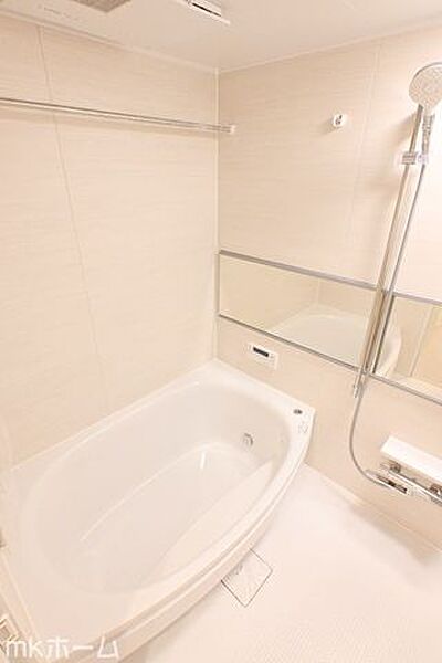 足を延ばし入浴できる大きな浴槽は一日の疲れを癒してくれる空間です！癒しのひと時をお過ごしください！