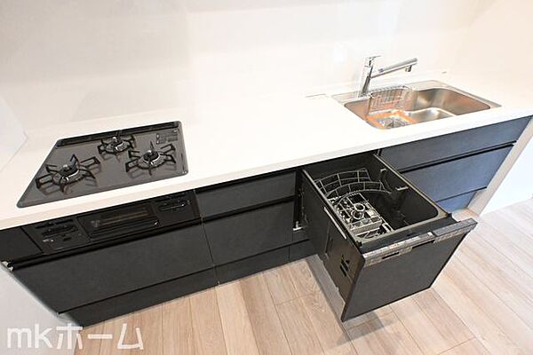 使い勝手の良いシステムキッチンを採用！作業スペースも広めにとられておりご家族でお料理が楽しめます！