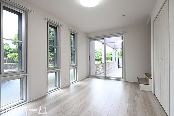 シンプルな洋室はおしゃれで居心地の良い空間です！二面採光で柔らかい陽の光が差し込みます！