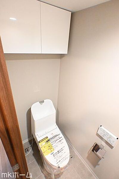温水洗浄便座付きのトイレです！設備は新品に交換済みですので気持ちよくお住まい頂けます！