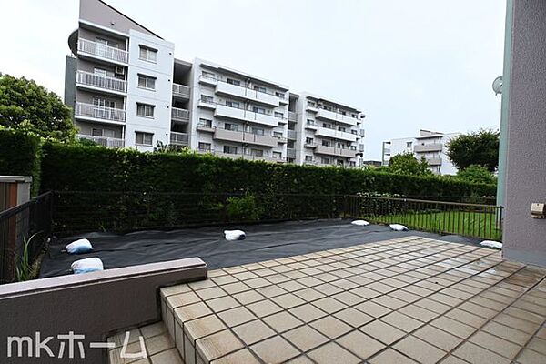 1階住戸ならではの大きな専用庭が魅力！天気が良い日にはバルコニーでティータイムなどもおススメです！