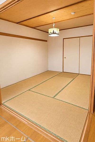 リビング横の和室は多目的に利用可能な空間です！お子様の遊び場、また客間として多彩にご利用頂けます！