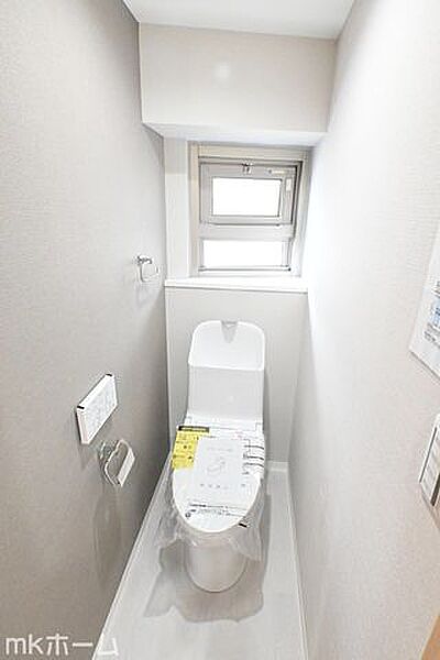 温水洗浄便座付きのトイレです！設備は新品に交換済みですので気持ちよくお住まい頂けます！