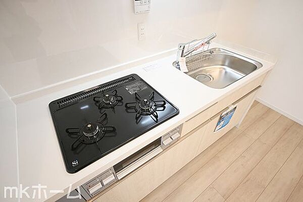使い勝手の良いシステムキッチンを採用！作業スペースも広めにとられておりご家族でお料理が楽しめます！