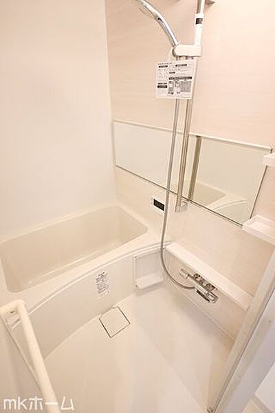 足を延ばし入浴できる大きな浴槽は一日の疲れを癒してくれる空間です！癒しのひと時をお過ごしください！