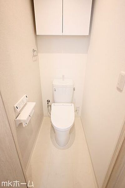 温水洗浄便座付きのトイレです！設備は新品に交換済みですので気持ちよくお住まい頂けます！