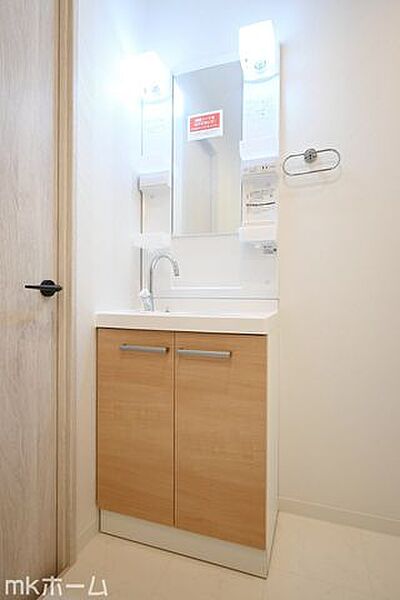 鏡と洗面台が付いた洗面化粧台！買い置きした日用品などまとめて収納する事が出来ます！