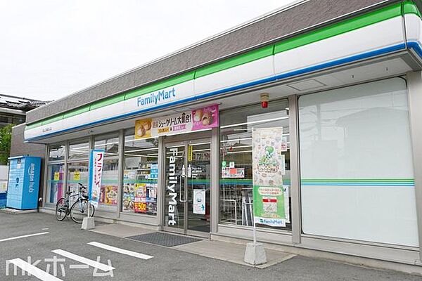 ファミリーマート流山三輪野山店 徒歩14分。 1100m