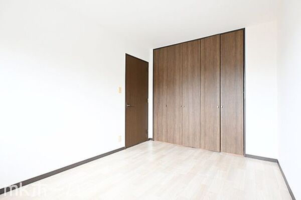 居室に大型のクローゼットを設置！豊富な収納があることで広い居住スペースを確保することができます！