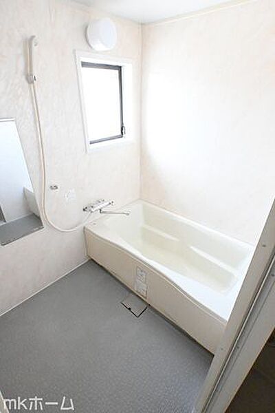 足を延ばし入浴できる大きな浴槽は一日の疲れを癒してくれる空間です！癒しのひと時をお過ごしください！