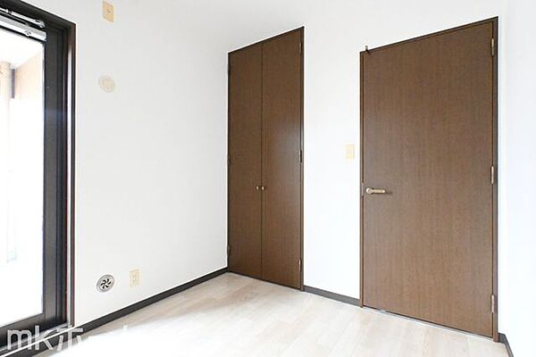 洋室には収納もしっかり完備されており、部屋を広々と利用することが可能です！