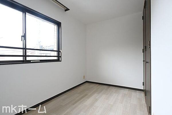 窓からの優しい光がお部屋に差し込みます！