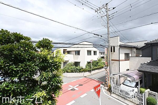 抜けるような眺望はマンションならではですね！2階のお部屋ですので陽当たりも良好です！