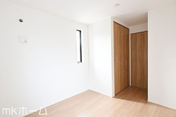 洋室には収納もしっかり完備されており、部屋を広々と利用することが可能なです！
