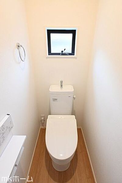 温水洗浄便座付きのトイレです！設備は新品に交換済みですので気持ちよくお住まい頂けます！