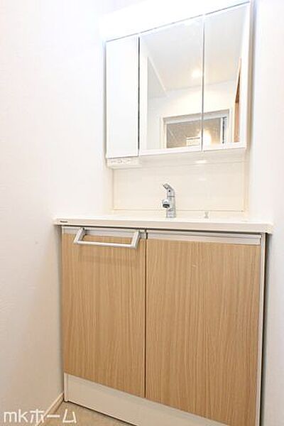 大きな鏡と洗面台が付いた洗面化粧台は収納も豊富！買い置きした日用品などまとめて収納する事が出来ます！