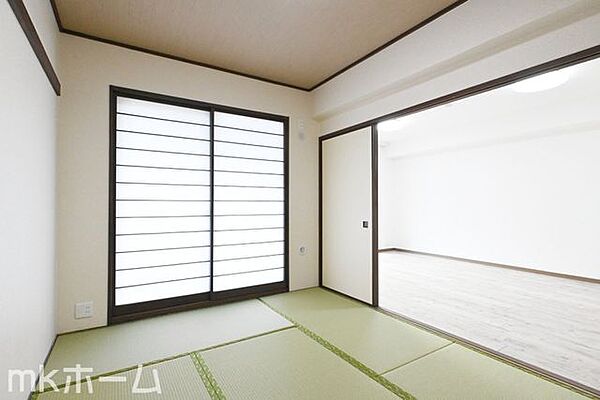 リビング横の和室は多目的に利用可能な空間です！お子様の遊び場、また客間として多彩にご利用頂けます！