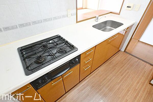 使い勝手の良いシステムキッチンを採用！作業スペースも広めにとられておりご家族でお料理が楽しめます！