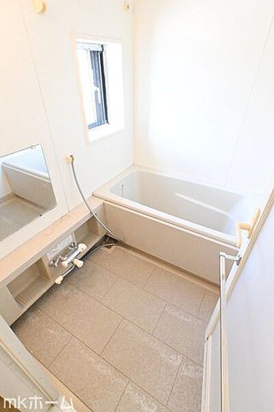 足を延ばし入浴できる大きな浴槽は一日の疲れを癒してくれる空間です！癒しのひと時をお過ごしください！
