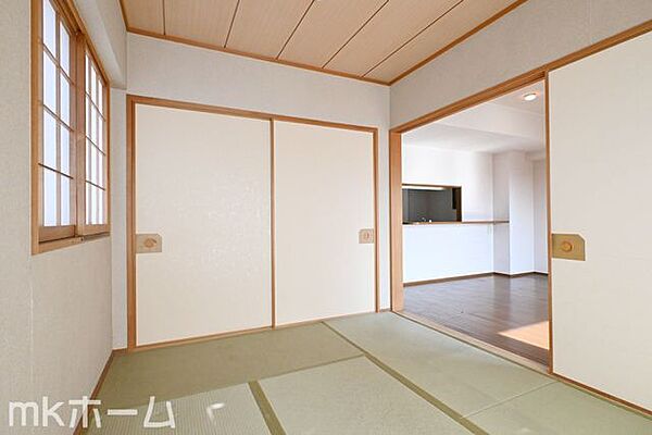 リビング横の和室は多目的に利用可能な空間です！お子様の遊び場、また客間として多彩にご利用頂けます！