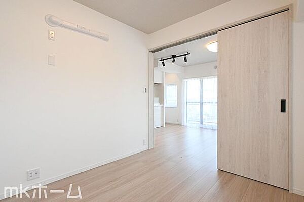 リビング横の洋室はフレキシブル使えます！大きなリビングとして、またプライベート空間としても対応可能！