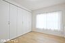 寝室：居室に大型のクローゼットを設置！豊富な収納があることで広い居住スペースを確保することができます！