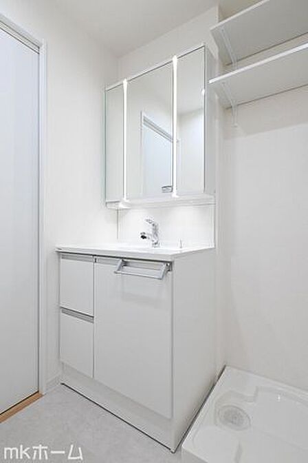 大きな鏡と洗面台が付いた洗面化粧台は収納も豊富!買い置きした日用品などまとめて収納する事が出来ます!