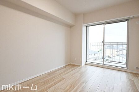 窓からの優しい光がお部屋に差し込みます!