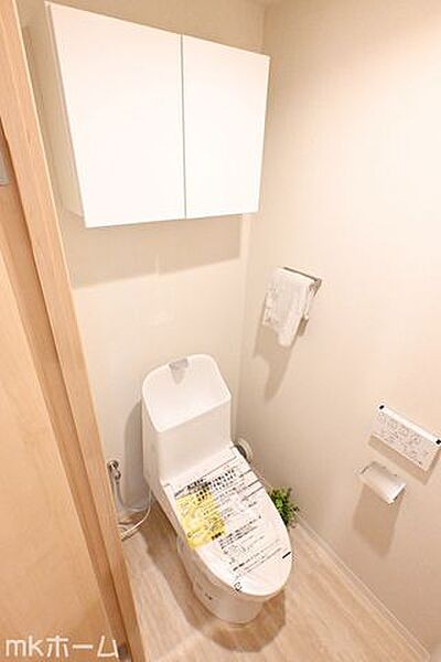 温水洗浄便座付きのトイレです！設備は新品に交換済みですので気持ちよくお住まい頂けます！