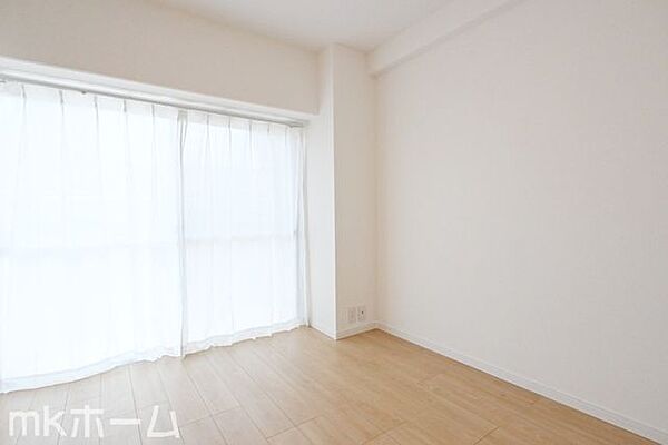 窓からの優しい光がお部屋に差し込みます！