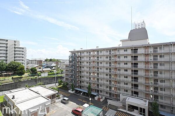 抜けるような眺望はマンションならではですね！5階のお部屋ですので陽当たりも良好です！