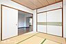 寝室：リビング横の和室は多目的に利用可能な空間です！お子様の遊び場、また客間として多彩にご利用頂けます！