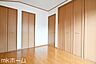 寝室：各居室に大型のクローゼットを設置！豊富な収納があることで広い居住スペースを確保することができます！