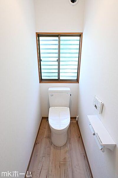 温水洗浄便座付きのトイレです！もちろん窓もあり換気もしっかり出来ます！