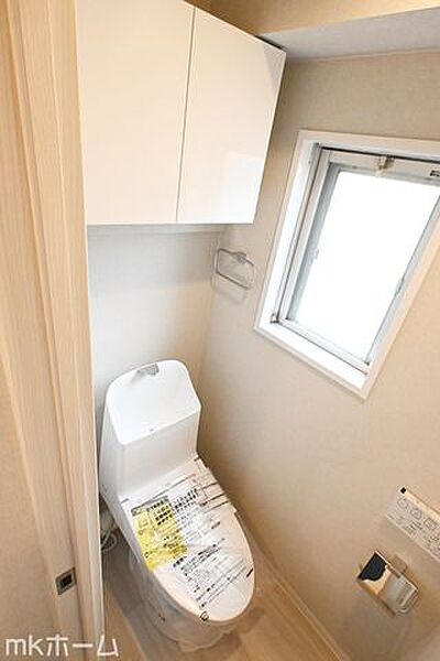 温水洗浄便座付きのトイレです！設備は新品に交換済みですので気持ちよくお住まい頂けます！