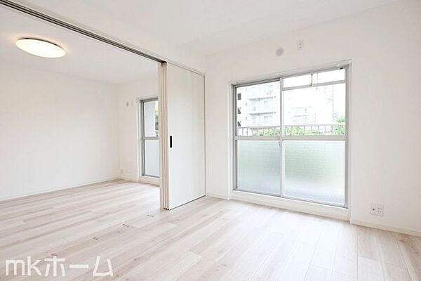 窓からの優しい光がお部屋に差し込みます！
