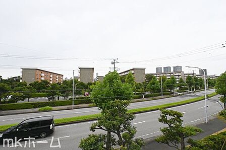 抜けるような眺望はマンションならではですね!2階のお部屋ですので陽当たりも良好です!