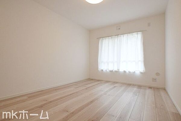 窓からの優しい光がお部屋に差し込みます！