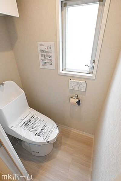温水洗浄便座付きのトイレです！設備は新品に交換済みですので気持ちよくお住まい頂けます！