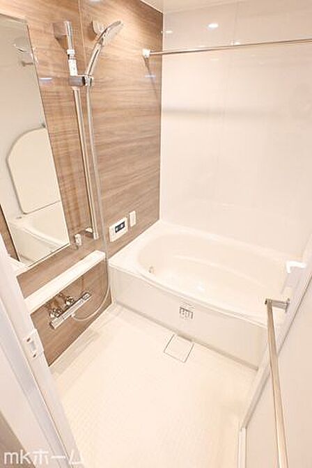 足を延ばし入浴できる大きな浴槽は一日の疲れを癒してくれる空間です!癒しのひと時をお過ごしください!