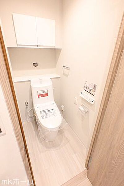 温水洗浄便座付きのトイレです！設備は新品に交換済みですので気持ちよくお住まい頂けます！